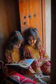 Oman-048-Girls-Reading